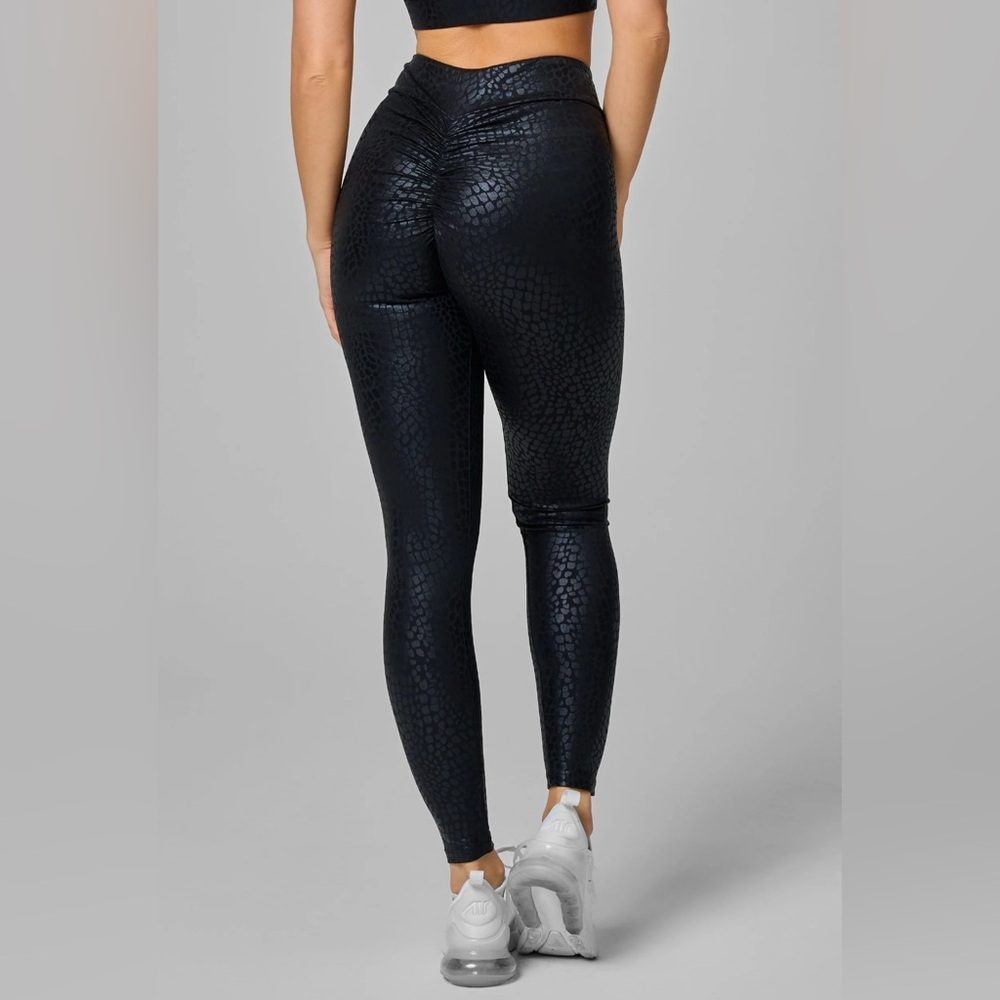 Black Textured V-cut Scrunch Leggings - Picture 2 of 4
